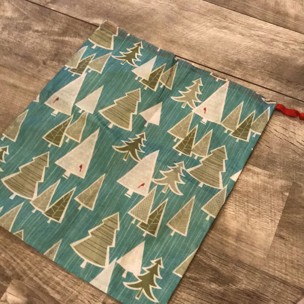 Thirty one holiday reusable gift bag (will bundle)